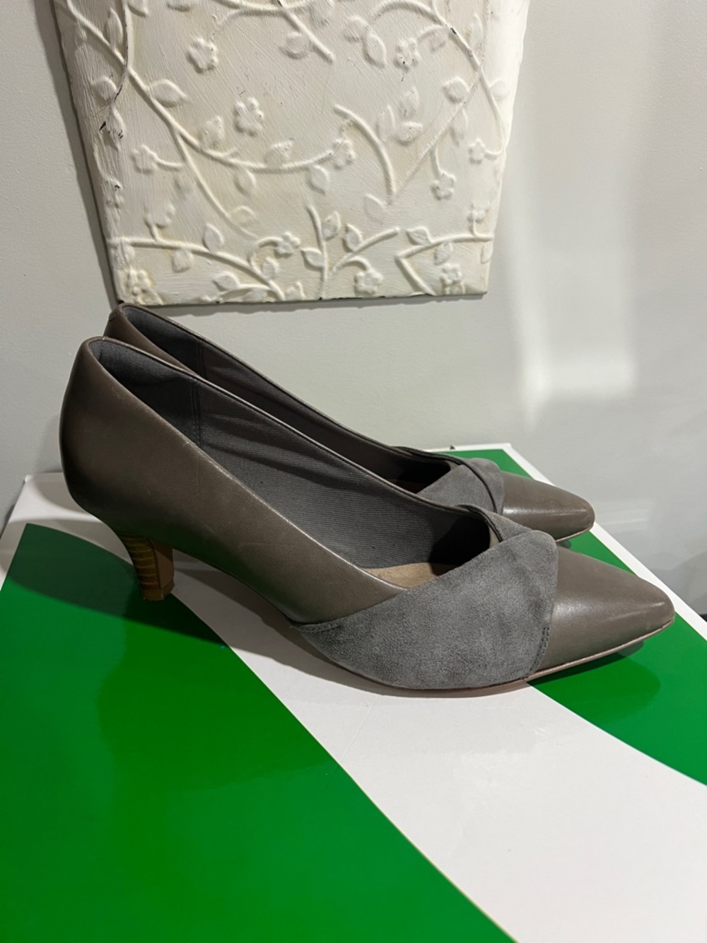 100% Real Leather Clarks Linvale Vena
Kitten Heels size 9 Wide